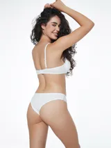 Bombacha vedetina blanca con detalle de encaje floral en los laterales.