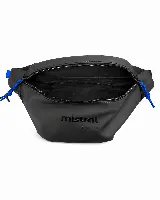 Riñonera de diseño deportivo en color negro, con cierre frontal y detalle de tirador en cordón azul. Presenta el logo de la marca grabado en el frente.