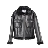 Campera de cuero sintético negro con interior y detalles de piel sintética al tono. Presenta cierre frontal metálico, bolsillos frontales con solapa y diseño de corte recto.