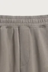 Pantalón jogger balloon fit de hombre, color negro con efecto lavado, confeccionado en algodón con interior afelpado. Cuenta con cintura elástica, bolsillos laterales y detalle de bolsillos traseros.