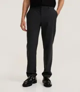 Pantalón de sastrería color gris oscuro, con cintura elástica y trabillas. Confeccionado en viscosa certificada, ofrece una caída liviana y un estilo sofisticado.