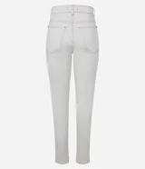 Pantalón slim de jeans color blanco, con cintura mediana, bolsillos delanteros y traseros, cierre con botón y cremallera, y aberturas en el ruedo.