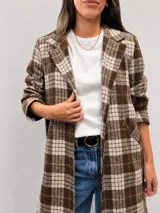 Chaqueta larga de corte recto con estampado de cuadros en tonos marrones y beige. Presenta solapas clásicas, cierre frontal con un botón, bolsillos laterales y forro interior.