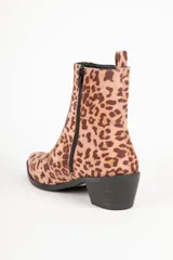 Botas texanas de caña baja con estampado animal print, punta fina y taco de 5cm.