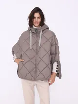 Mantela matelase color visón, con capucha y cierre frontal con cremallera.