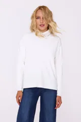 Sweater gris de tejido de punto con terminación en lurex y cuello camisero blanco.