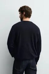 Jersey de punto de cashmere con corte regular fit, cuello redondo y manga larga. Presenta acabados en rib en puños y ruedo.