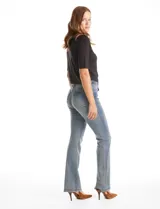 Jean de tiro alto con corte bootcut, confeccionado en denim elastizado. Presenta pretina con pasadores, cierre frontal con botón y bolsillos funcionales tanto en la parte delantera como en la trasera.