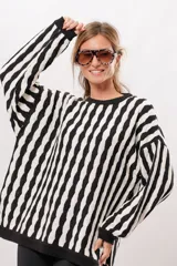 Buzo tejido de algodón con rayas verticales blancas y negras, de corte oversize.