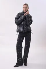 Campera puffer de efecto cuero negro, con cuello alto, cierre frontal y diseño acolchado.