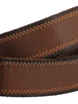 Cinturón de cuero marrón con pespuntes en color naranja claro y hebilla metálica de estilo envejecido. Incluye grabado de las iniciales "RKF" en la punta del cinturón.