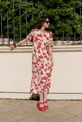 Vestido midi de manga corta, con diseño holgado, cuello redondo y estampado abstracto con detalles florales en tonos marrones y violetas.
