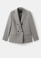 Blazer de corte recto y diseño estructurado, confeccionado en tejido mezcla de lana. Presenta cuello con solapas de muesca, cierre frontal de doble botonadura, bolsillos laterales con solapa y bolsillo de ribete en el pecho. Incluye forro interior y mangas largas con puños abotonados.