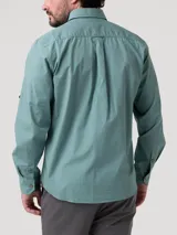 Camisa de manga larga RKF modelo Galiton, color verde, confeccionada en algodón orgánico. Cuenta con cuello camisero, cierre frontal con botones de madera, un bolsillo aplicado en el pecho con el logo bordado y sistema para arremangar las mangas.