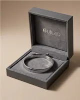 Esclava rígida de acero con acabado pulido brillante y diseño minimalista.