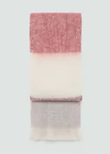Bufanda de tejido suave con diseño de bloques de color en tonos rosado, blanco y gris, con terminación de flecos en los extremos.