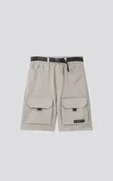 Bermuda color beige de calce relax-fit, con cintura elástica y cordón de ajuste negro. Presenta grandes bolsillos cargo con fuelle en las piernas y un cinturón de cinta negra con hebilla de plástico.