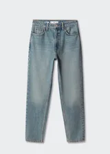 Pantalón de jean celeste de tiro alto, corte mom fit y largo al tobillo. Confeccionado en tejido de algodón estilo tejano vaquero, con trabillas, cinco bolsillos y cierre de cremallera y botón.