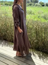 Vestido camisero amplio y largo color marrón chocolate, fabricado en Italia, con botones de nácar, cuello camisero y bolsillos laterales.