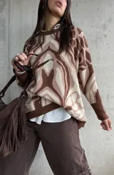 Sweater de tejido de punto con diseño estampado abstracto en tonos marrones y beige, de corte oversize, cuello redondo y mangas largas con puños acanalados.