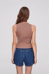 Top color beige de tejido de punto acanalado, con cuello redondo y sin mangas.