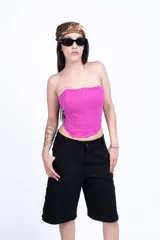 Corset fucsia con ballenas verticales y escote recto.