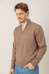 Sweater de lana merino con cuello alto y cierre frontal parcial, de diseño clásico y ajuste regular.
