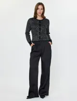 Cardigan negro de manga larga con lentejuelas bordadas, cuello redondo y cierre frontal con botones metálicos. Presenta puños y bordes acanalados.