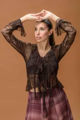 Saco de encaje semitransparente color marrón, con escote en V, volantes frontales, lazo ajustable y mangas largas con terminación acampanada.