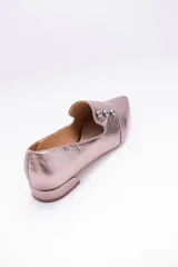 Chatitas negras de cuero con punta fina y apliques de tachas doradas.