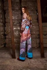 Pantalón de pana 100% algodón sublimado con estampado de paisaje montañoso. Tiro medio con caída en evasé similar a un oxford. Doble botón con cierre.