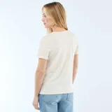 Remera de algodón color crema con cuello redondo y mangas cortas. Presenta un estampado frontal con el texto 'Calle del Sol' en color verde, un dibujo de un sol amarillo y la palabra 'Guadalajara' debajo.