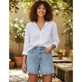 Short tipo bermuda de jean en color azul claro, con diseño de cinco bolsillos, cierre frontal con botón y costuras reforzadas.