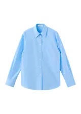Camisa celeste de manga larga con diseño de rayas finas, cuello clásico, cierre frontal con botones y un bolsillo aplicado en el pecho.