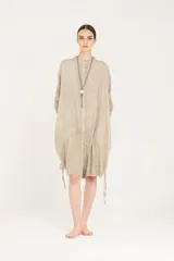 Vestido camisero de cuello mao y corte amplio, confeccionado en popelina de viscosa con mangas de viscosa y seda, con botones en el frente, jaretas ajustables a los costados y largo a la rodilla.
