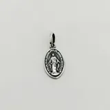 Medalla ovalada de la Virgen Milagrosa fabricada en plata 925, con acabado envejecido que resalta los detalles del relieve.
