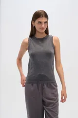 Musculosa gris sin mangas, al cuerpo y cuello a la base.