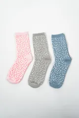 Pack de tres pares de medias de algodón con estampado de lunares. Un par es rosa con lunares rojos, otro gris con lunares blancos y el tercero celeste con lunares blancos.