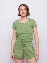 Short de tejido de punto con efecto jaspeado en tonos verde y amarillo claro. Presenta cintura elástica con cordón ajustable.