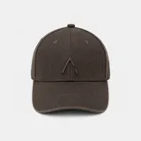 Gorra marrón de estilo vintage con visera curva y diseño de seis paneles. Presenta un bordado frontal en relieve con la letra "A" y ojales bordados para mayor ventilación.