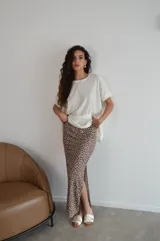 Pollera larga de viscosa con estampado animal print de leopardo, talle alto y abertura lateral.