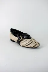 Guillerminas flat de ecocuero color beige con diseño calado en rombos y detalles en negro charol en la puntera y tira con hebilla dorada.