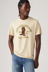 Remera color crema de corte clásico, con cuello redondo y manga corta. Estampado frontal con el logo de Levi's y un águila.