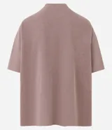 Remera marrón de poliéster y elastano con textura de pana, cuello redondo, manga corta y bordado centralizado de lettering minimalista.