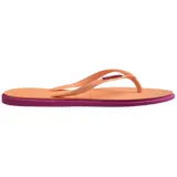 Ojotas Havaianas modelo Slim Point, con base color violeta claro y borde lateral en tono rojizo. Presentan tiras finas con textura y logo de la marca en relieve.