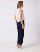 Chaleco de algodón color beige, marca Industry, con cuello en V y cierre frontal con botones marrones.