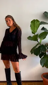 Minivestido negro de encaje con mangas acampanadas y escote en V.