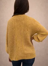 Cardigan de punto abierto con diseño melange, confeccionado en una mezcla de mohair y algodón. Presenta mangas largas con puños acanalados y un corte holgado.