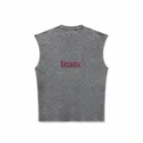 Musculosa gris unisex con efecto lavado desgastado, cuello redondo y la palabra 'Become.' bordada en rojo en el centro de la espalda.
