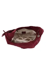 Cartera tipo hobo de Las Oreiro en color marrón, confeccionada en material tipo gamuza. Presenta una correa de hombro estilo soga trenzada con nudos decorativos y un bolsillo lateral con cierre. Incluye un pequeño aplique metálico con forma de labios en la parte inferior frontal.